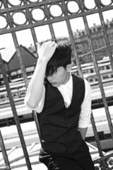 组图：井柏然写真集曝光 初显轻熟男文艺气质