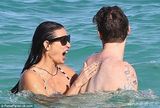 组图：黛米摩尔与小男友度假 水中扑倒紧贴不放