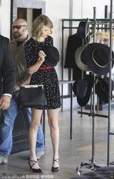 组图：斯威夫特斑点裙装出镜 身材窈窕长腿性感