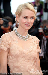 组图：娜奥米-瓦茨戛纳走秀 裸色纱裙妩媚动人