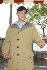 组图：明道入伍后首次休假 适应兵营生活心情好