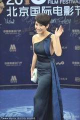 组图：《万箭穿心》剧组亮相 颜丙燕美裙抢镜