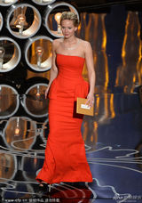 组图：詹尼佛-劳伦斯颁奖 红色抹胸裙没再摔倒