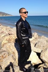 组图：梁朝伟亮相加州海滩 黑超造型帅气逼人