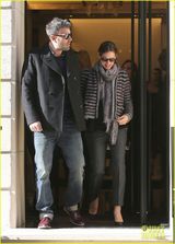 组图：本-阿弗莱克与詹妮弗-加纳巴黎逛街十指紧扣