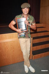 组图：任达华宣传香港电影 称叶德娴得奖实至名归