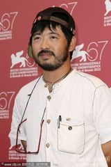 高清图：《极限迷宫》发布会 导演清水崇变蜘蛛人