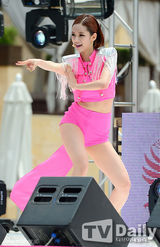 组图：Girls Day新专辑SHOWCASE 大秀性感舞姿