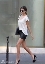 组图：辣妈米兰达-可儿超短裙秀美腿 展超模风采