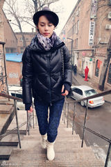 组图：韩丹彤黑色羽绒街拍 小礼帽显俏皮