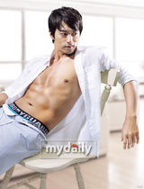 组图：韩星朱镇模拍内衣广告 裸露上半身秀健硕胸肌