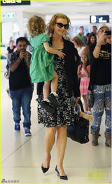 组图：妮可基德曼黑超遮面 穿印花裙带爱女度假