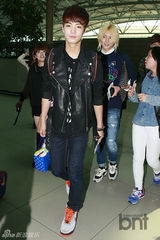 组图：韩团NU’EST飞新加坡出席韩流博览会