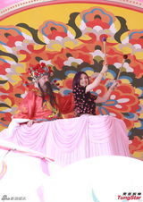 组图：杨千嬅亮相贺岁活动 桃花服饰优雅喜庆