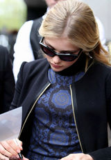 组图：莫瑞兹印花裙高贵典雅 猫眼墨镜玩转时尚