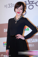 组图：林秀晶烈焰红唇束腰长裙展名媛气质