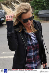 组图：超模凯特-莫斯夫妇出门遛狗潮范儿十足