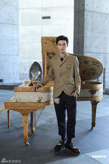 组图：严爵和阳光美女Janet拍浪漫MV