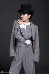 组图：黄奕爵士风写真 帅气俏皮诠释黑与白  