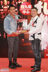 组图：陈伟霆谈裸跑尴尬笑 未能邀阿Sa看首映