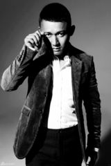 组图：聂远登封面演绎质感熟男