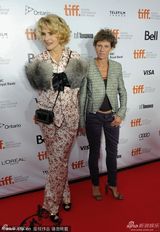 组图：《美好的时光》首映 阿尔丹搭貂皮显贵气