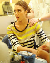 高清组图：杰西卡-阿尔芭现身美甲店表情多多