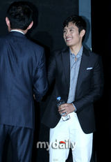 幻灯图：韩彩英李秉宪出席《The Influence》发布会 