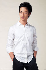 组图：赵文浩拍白色衬衫写真先秀气
