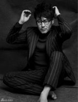 吴秀波西装杂志大片 留络腮胡眼神忧郁