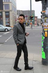 组图：王学兵柏林街头展熟男气质 随性洒脱