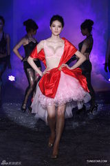 组图：吴亚馨内衣走秀展现终极饱满度