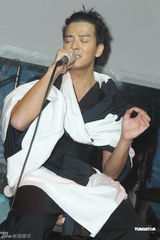 组图：陈晓东35岁生日台湾开唱 遭女歌迷熊抱