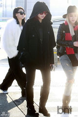 组图：2NE1亮相机场气场足 Crayon Pop可爱范儿