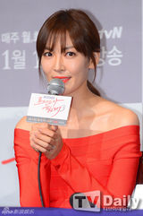 组图：金素妍宣传《需要浪漫》抹胸红裙性感