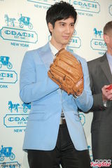 组图：王力宏西装亮相代言阳光俊朗