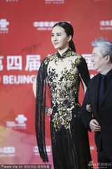 组图：演员孟瑶挽文隽现身 黑裙假透肉似真空