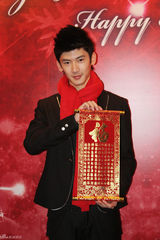 组图：橙天新星大拜年 LUCKY组合耀眼香江