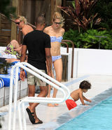 组图：荷兰超模杜晨-科洛斯比基尼秀身材