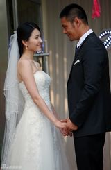 组图：邵兵新戏婚礼剧照曝光温情款款