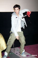 高清图：王力宏帅气现身新片活动 切蛋糕庆功