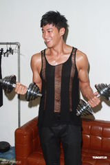 高清组图：何润东拍安全套广告大秀身材 