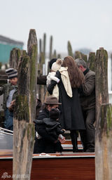 幻灯图：朱莉皮特现身威尼斯 全家秀帽子争做潮人