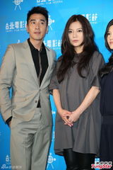 组图：赵薇宽松装扮携赵又廷亮相台湾