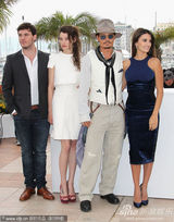 高清组图：德普宣传《海盗4》 佩内洛普紧身裙性感