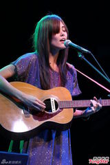 组图：普莉西亚登台献声 全场大合唱《茉莉花》