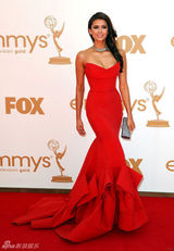 组图：艾美奖红毯 妮娜-杜波夫抹胸红裙秀美背