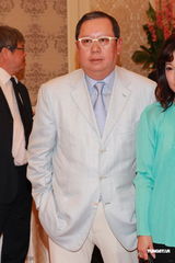 组图：香港艺术发展颁奖礼举办 周润发拥许鞍华