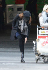 组图：唐嫣潮装回京 金鸡独立整理鞋