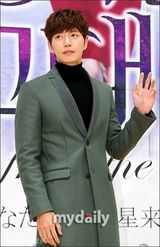 组图：全智贤首演电视剧 白蕾丝镂空裙高挑清瘦